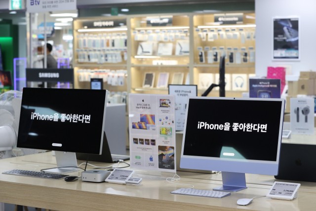 <b>스마트폰</b>·메모리칩 ‘<b>상호 관세</b>’ 제외
