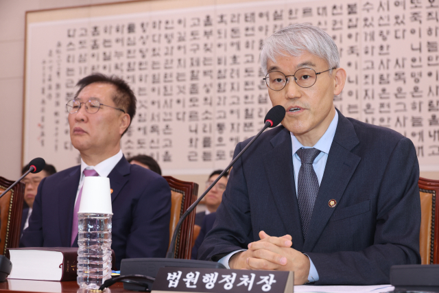2일 서울 여의도 국회에서 열린 법제사법위원회 전체회의에서 천대엽 법원행정처장이 의원 질의에 답하고 있다.연합뉴스