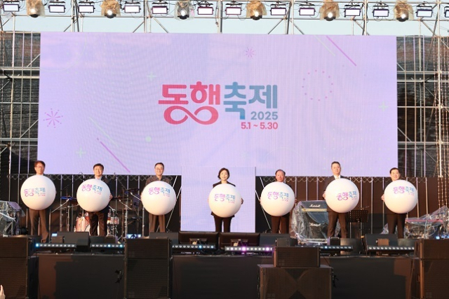 오영주 중소벤처기업부 장관이 3일 세종 중앙공원에서 열린 동행축제 개막식에서 참석자들과 세리머니를 하고 있다.중기부 제공