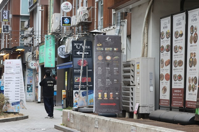 마트·시장 등에서 식재료를 구매하는 일과 식당에서 외식을 하는 일이 동시에 줄어드는 현상이 2년 넘게 계속되고 있다.사진은 서울의 한 식당가 모습.연합뉴스