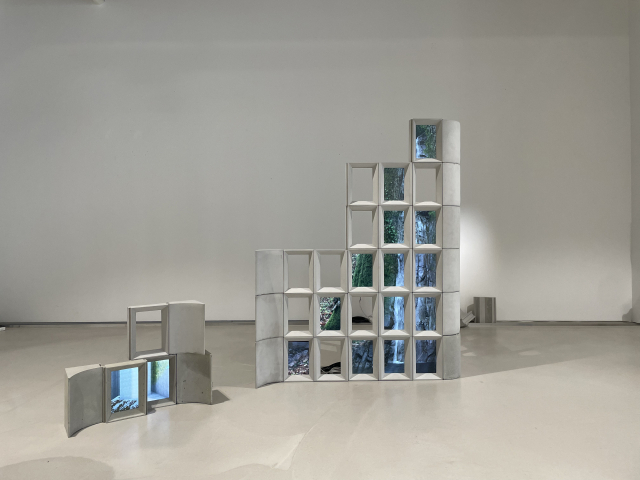 금민정_Buil up The wind 2_ 22x22x10 cm per block_video sculpture, 8” LED monitor module, concreate block_2024 리앤배 제공