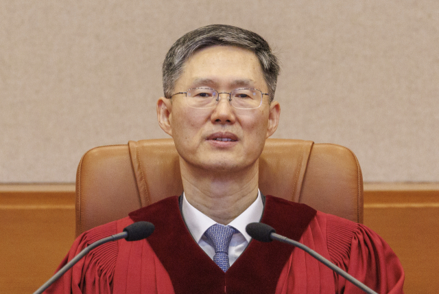 문형배 전 헌법재판소장 직무대행이 4월 10일 당시 서울 종로구 헌법재판소에서 열린 박성재 법무부 장관 탄핵 심판 선고가 열린 대심판정에 입장해 대기하고 있다.연합뉴스