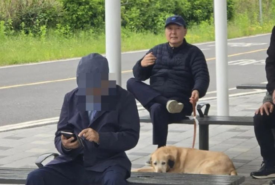 5일 서울 동작대교 부근 한강공원에서 포착된 윤석열 전 대통령과 반려견의 모습.온라인 커뮤니티 클리앙 캡처