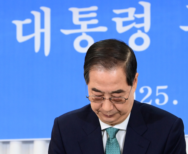 무소속 한덕수 대통령선거 예비후보가 6일 서울 중구 코리아나호텔에서 열린 관훈토론회에서 참석자들에게 인사하고 있다.연합뉴스