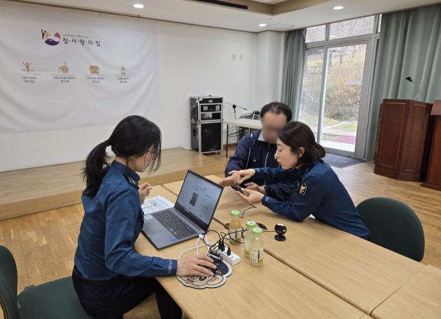 2일 강원 춘천경찰서가 지역 장애인 시설에서 지문 등 사전등록 서비스를 제공하고 있다.사전등록제는 18세 미만 아동,<a href=