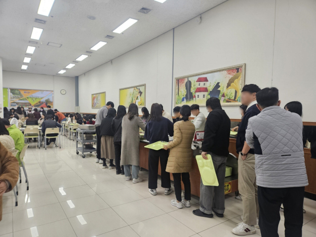 고물가로 공공기관 구내식당에 이용객이 몰리자 주변 상권을 고려해 구내식당에 의무휴업일을 확대하는 구청이 늘고 있다.지난 3월 손님들로 붐비는 부산의 한 구청 구내식당.부산일보DB