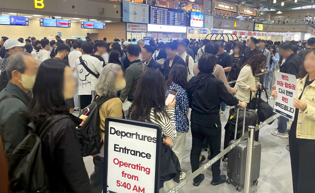 5월 징검다리 연휴 첫날인 지난 1일 오전 김해국제공항 국제선 출국장에서 여행객들이 길게 줄을 선 채 출국수속을 거치고 있다.정종회 기자 jjh@