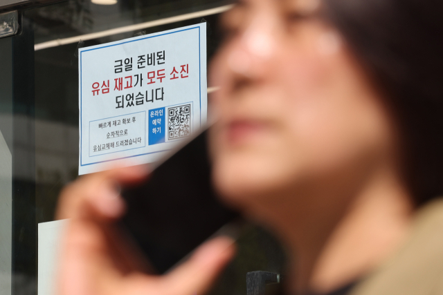 SK텔레콤이 가입자 유심(USIM) 정보 유출 사태로 지난 5일부터 신규 가입자 모집을 중단한다고 밝힌 지난 2일 서울 시내의 한 SK텔레콤 대리점에 유심 재고 소진 안내문이 붙어 있다.연합뉴스