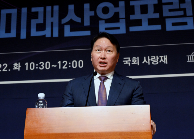 최태원 대한상의 회장이 4월 22일 서울 여의도 국회 사랑재에서 열린 국회 싱크탱크 미래산업포럼 발족식에서 '최근 한국경제의 도전과제와 대응방향'을 주제로 기조연설 하고 있다.연합뉴스