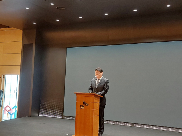 SK그룹 최태원 회장이 7일 기자회견을 열고 SK텔레콤 해킹 사태와 관련 “고객이 겪으신 불안과 불편에 대해 SK그룹을 대표해 사과드린다”고 말했다.김종우 기자.
