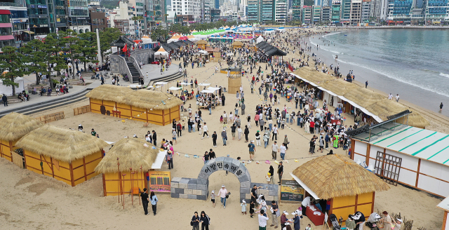 광안리 해변 일대에서 열리는 어방축제 모습.수영구청 제공