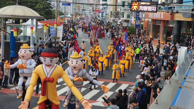 광안리 어방축제에서 조선시대 수군들이 행렬을 하는 모습.수영구청 제공
