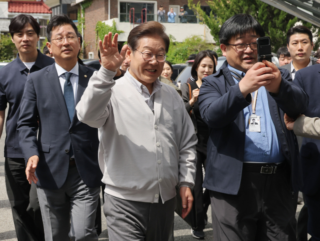더불어민주당 이재명 대선 후보가‘골목골목 경청투어:국토종주편’에 나선 7일 전북 전주시 풍남문 앞 광장 인근에서 지지자와 시민들에게 밝게 인사하고 있다.이날 서울고등법원은 오는 15일 예정됐던 이 후보의 공직선거