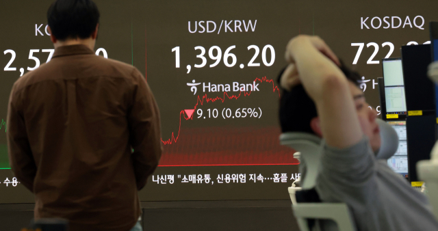 7일 서울 중구 하나은행 딜링룸 현황판에 코스피 지수 등이 표시되고 있다.이날 코스피 지수는 전 거래일 대비 14.01포인트 오른 2,573.80에,코스닥은 0.95포인트(0.13%) 오른 722.81에 장을 마