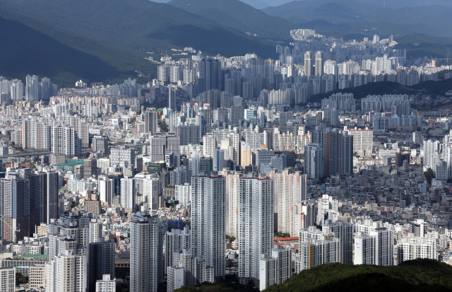 부산 황령산 전망대에서 바라본 부산 연제구와 동래구 일대.부산일보DB
