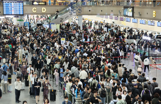 지난 1일 김해국제공항 국제선 출국장에서 여행객들이 길게 줄을 선 모습.정종회 기자 jjh@