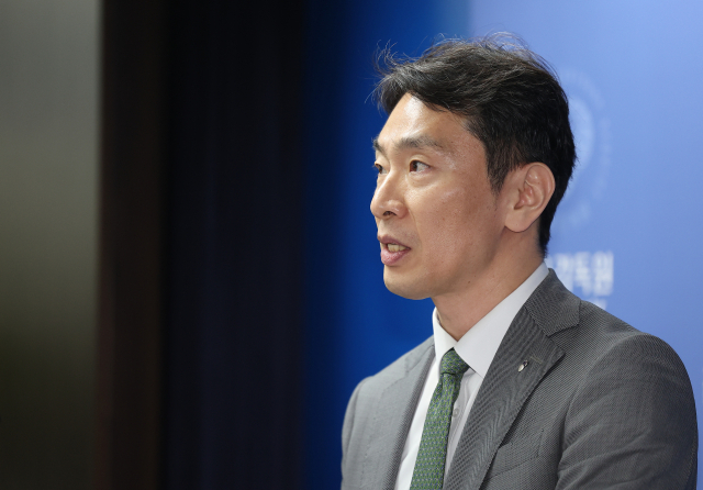 이복현 금융감독원장은 8일 롯데손해보험이 900억 원 규모의 후순위 조기상환권(콜옵션)을 행사해 상환 절차를 개시하기로 한 것과 관련해 “심각한 우려를 표명한다”고 말했다.이복현 금융감독원장.연합뉴스