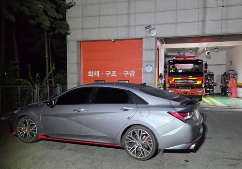 출입구를 가로막은 차량 모습. 연합뉴스