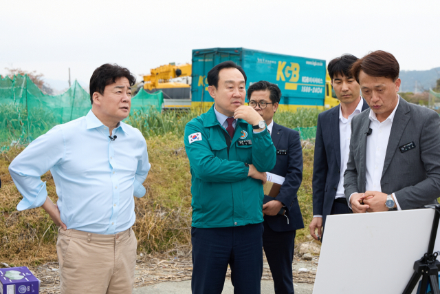 통영시와 더본코리아는 지난해 4월 먹거리 관광산업 육성을 위한 업무 협약을 체결했다.체결식 후 백종원 대표 일행이 로컬푸드 빌리지로 탈바꿈할 도남동 큰발개 마을을 둘러 보고 있다.부산일보DB