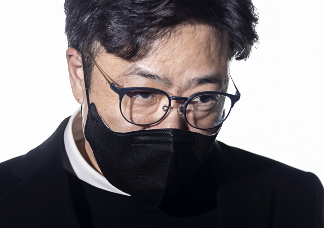 걸그룹 피프티피프티 소속사 어트랙트의 외주용역사 더기버스 대표 안성일 프로듀서가 사기 및 업무상 배임 혐의 등의 조사를 받기 위해 2023년 10월 24일 오후 서울 강남경찰서로 들어서고 있다.연합뉴스