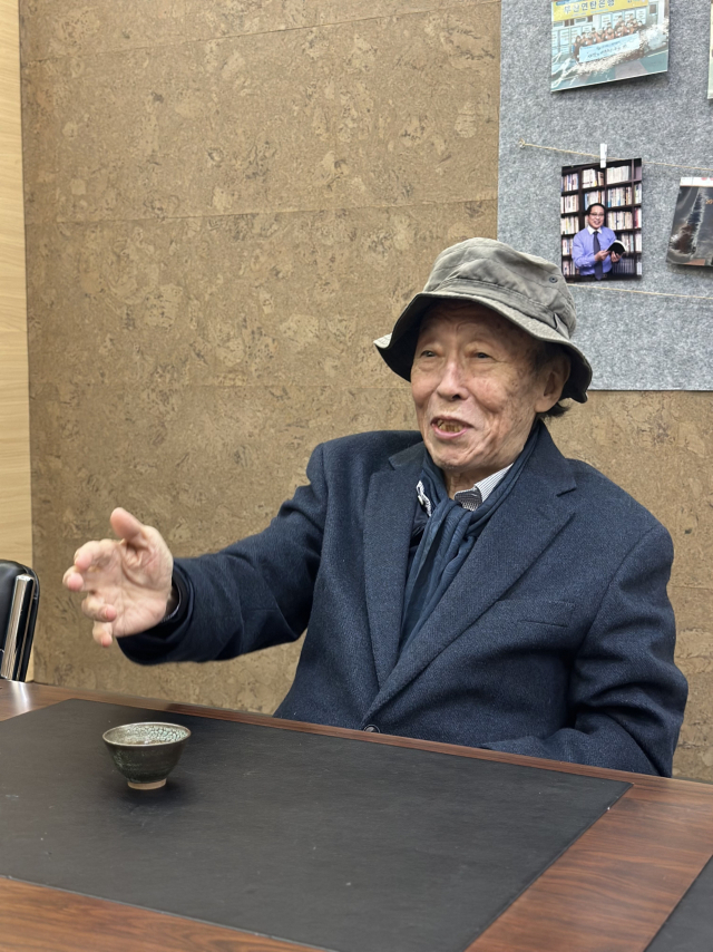 지난달 14일 부산 갤러리범향에서 개막한‘윤후명 문학그림전’에 참석한 윤후명 선생 모습.부산일보DB