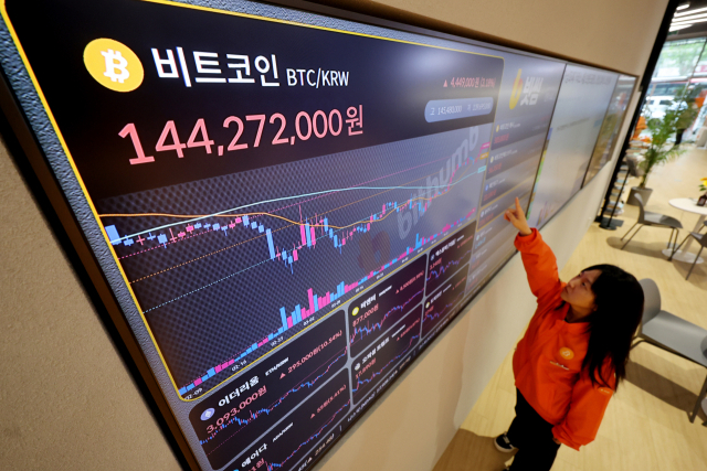 도널드 트럼프 행정부가 영국과 무역 합의를 발표했다는 소식에 긴장 완화 기대감으로 비트코인이 석 달 만에 10만 달러선을 재돌파했다.사진은 9일 서울 서초구 빗썸라운지 강남본점 전광판에 실시간 비트코인 가격이 표시