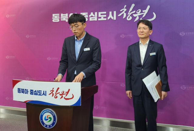 창원시는 9일 오후 프레스센터에서 긴급 브리핑을 열고 창원NC파크 마산야구장 시설물 정비를 오는 18일까지 완료한 계획이라고 밝혔다.강대한 기자