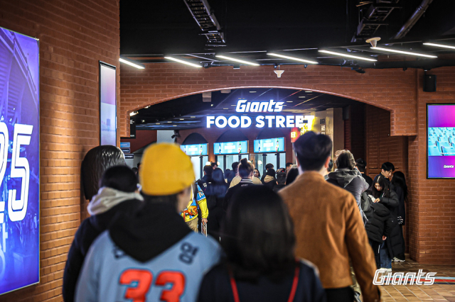 롯데 자이언츠는 2025시즌을 맞아 사직야구장 식당가를 대대적으로 리뉴얼하고,지역 맛집 8곳을 신규 입점시켰다.롯데자이언츠 제공