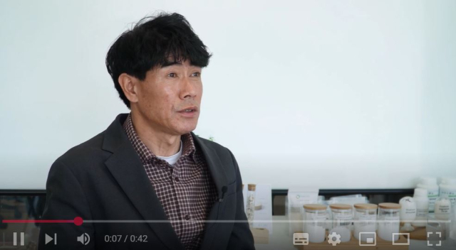 박정규 피엠아이바이오텍 대표이사가 굴껍질을 재활용해 만든 친환경 칼슘 제품에 대해 설명하고 있다.한국화학연구원 제공 영상 캡처