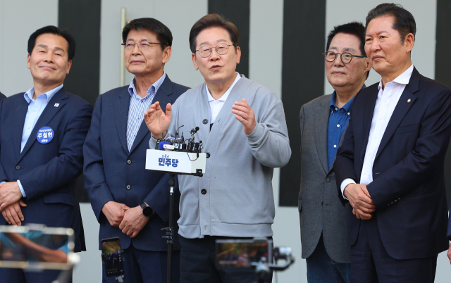 남도문화벨트 골목골목 경청투어에 나선 더불어민주당 이재명(가운데) 대선 후보가 11일 전남 해남군 해남읍 군민광장을 방문해 연설을 하고 있다.연합뉴스