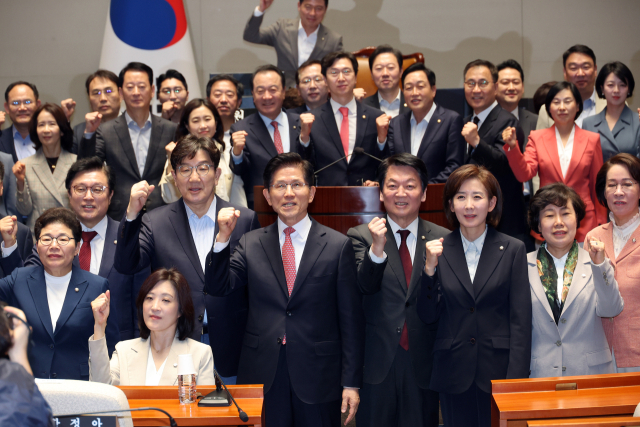 국민의힘 김문수(앞줄 오른쪽 다섯 번째) 대선 후보가 11일 서울 여의도 국회에서 열린 의원총회에서 의원들과 기념 촬영하고 있다.연합뉴스