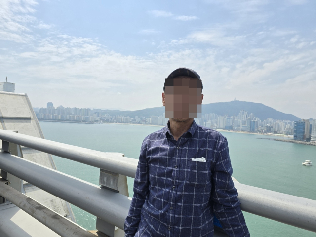 덕성원 피해자 안종환 씨가 11일 광안대교 상판에 오른 모습.안종환 씨 제공