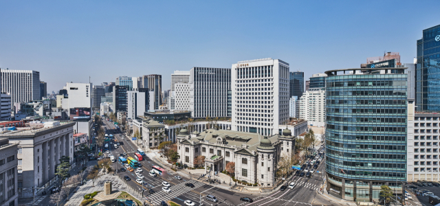 원화를 기초자산으로 하는 스테이블코인 발행이 허용될 경우 통화정책 당국이 인가 단계부터 개입해야 한다는 주장이 한국은행에서 제기됐다.서울 중구 한은 본관.한은 제공