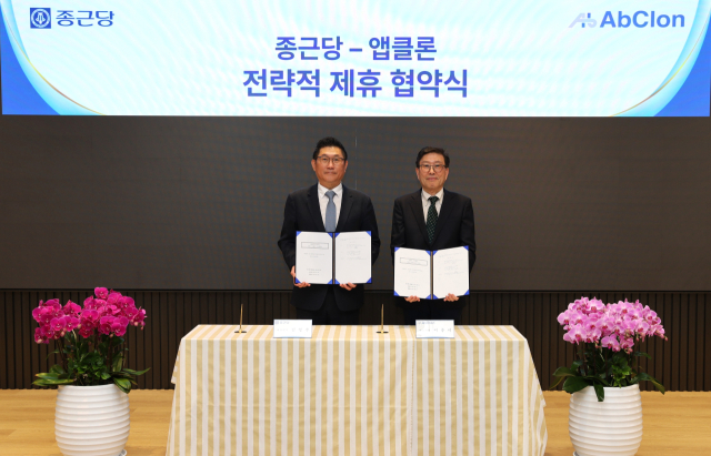 9일 종근당 김영주 대표와 앱클론 이종서 대표가 전략적 지분 투자 및 공동 연구개발 파트너십 체결하고 기념촬영을 하고 있다.사진=종근당