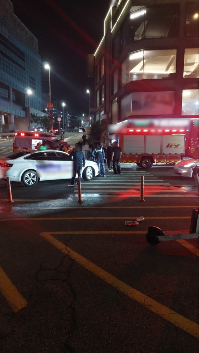 11일 오후 10시 10분께 부산 해운대구 중동 미포 해변 인근 도로에서 택시가 행인을 치어 2명이 경상을 입었다.해운대경찰서 제공