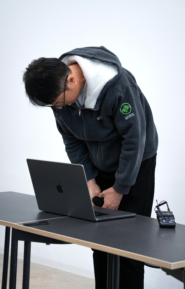 재상장 후 다시 상장 폐지(재상폐)된 가상자산 위믹스 운영진이 디지털자산거래소 공동협의체(DAXA·닥사) 소속 거래소를 상대로 소송전에 나섰다.사진은 위믹스 재단 김석환 대표가 지난 3일 경기 성남시 테크1타워에서