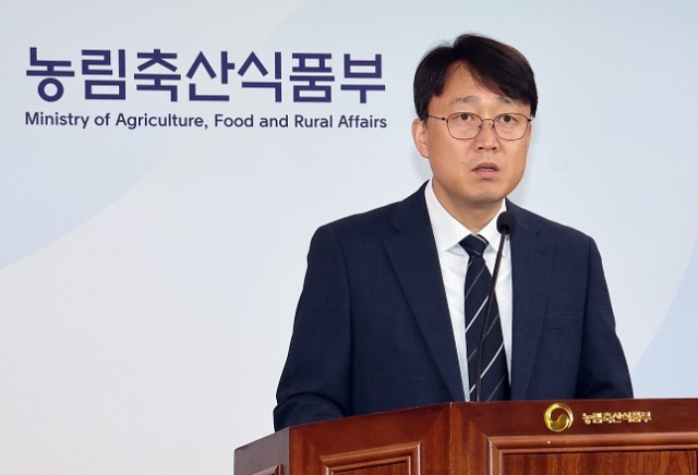 농림축산식품부 홍인기 유통소비정책관이 12일 정부세종청사에서 본격적인 영농철을 맞아 농식품 수급 상황과 대응 방향에 관해 설명하고 있다.연합뉴스