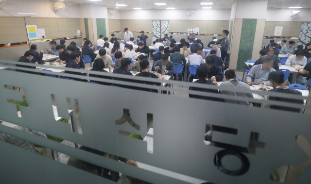 12일 부산 해운대구 센텀지역의 한 구내식당이 점심식사를 하기 위한 회사원들로 붐비고 있다.이재찬 기자 chan@