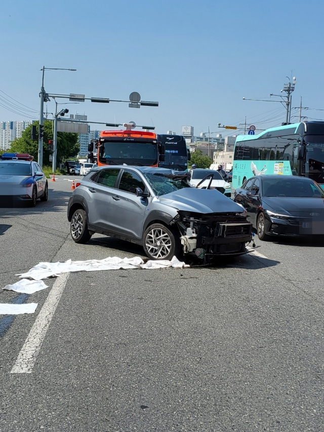 12일 오후 2시 30분께 울산 북구 호계동 상안교사거리 인근에서 통근버스가 소형 SUV와 부딪혀 19명이 중경상을 입었다.울산소방본부 제공