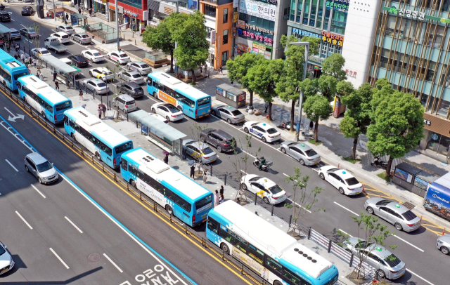부산 부산진구 롯데백화점 부산점 앞 BRT 정류소에서 버스가 줄지어 서 있다.부산일보DB