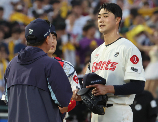 롯데 <b>윤성빈</b>, <b>1이닝</b> 6볼넷 <b>9실점</b> 또 '제구 난조'…2회초 조기강판