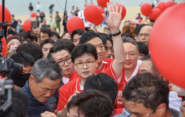 <b>한동훈</b>, <b>부산</b>서 <b>첫</b> 지원<b>유세</b>…“이재명의 위험한 세상 막아야”