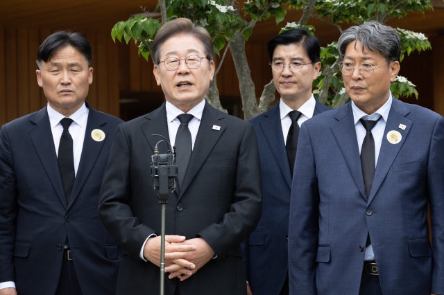 <b>이재명</b>, 봉하마을서 文 전 대통령과 오찬…'검찰권 남용' 인식 공감대