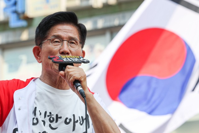 <b>김문수</b>, '<b>리박스쿨 연관</b>' 민주 공세에 "전혀 모르는 일" 일축