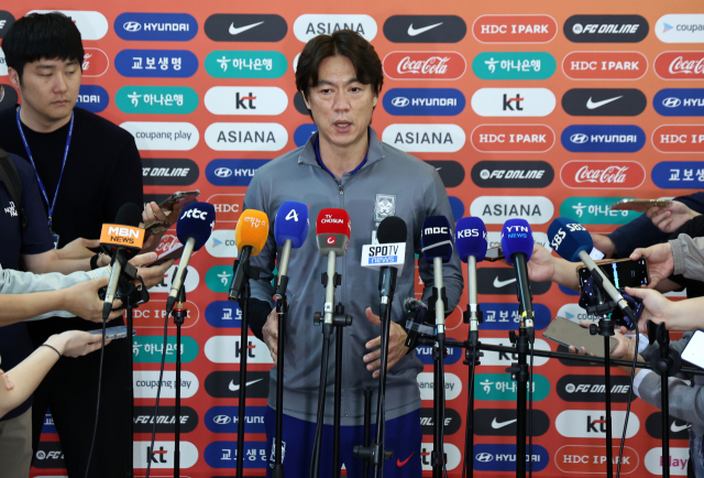 홍명보 “손흥민, <b>이라크전</b> 무리시킬 생각 없어”