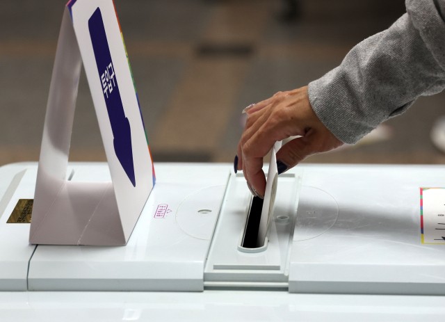 [속보] <b>이재명</b> "내란 멈춰야" 김문수 "괴물독재 막자" 이준석 "대선 완주...