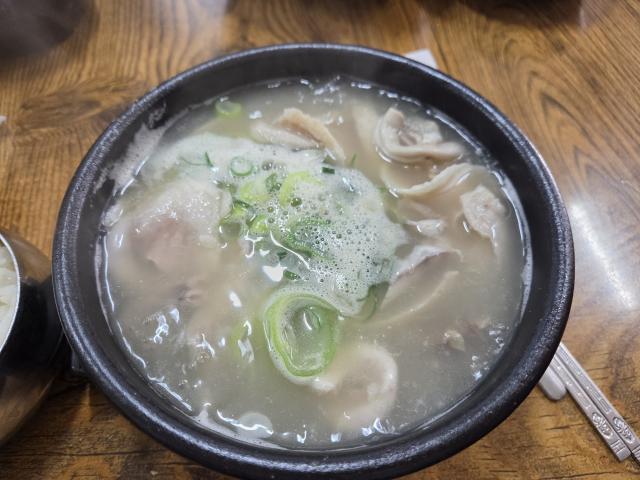 화목정의 모듬국밥. 맑은 국물과 깔끔한 맛을 자랑한다. 김수빈 부산닷컴 기자