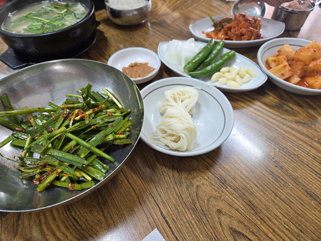 소면과 김치, 깍두기 등 기본 반찬과 곁들여 먹으면 국밥을 더 맛있게 즐길 수 있다. 김수빈 부산닷컴 기자