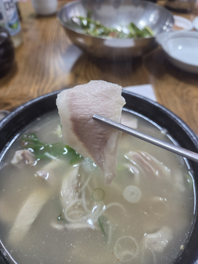 국밥에 들어있는 항정살은 부드럽고 고소하다. 김수빈 부산닷컴 기자