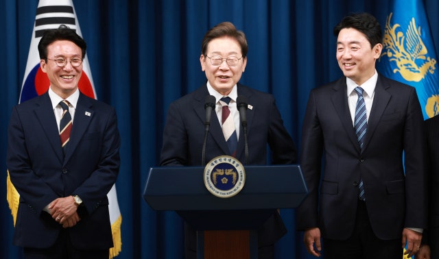 이 대통령 “<b>추경</b> 편성 시급…부처 돌아간 공무원들 대통령실 원대 복귀...